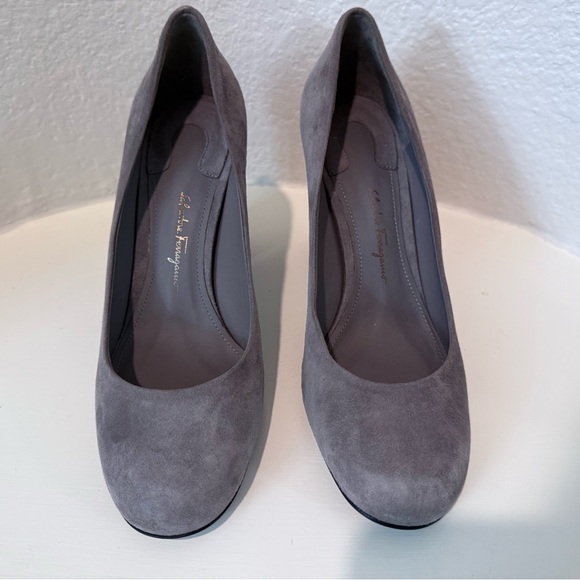 Ferragamo Grey suede leather “Lucca” pumps. Authentic. US Size 5.5 - Picture 12 of 16